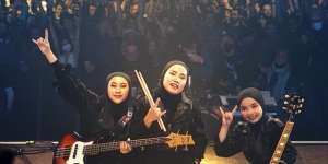 Perpaduan Gaya Metal dan Etnik Pada Busana Band Voice Of Baceprot