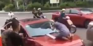 Pergoki Suami Selingkuh, Istri Nekat Naik Kap Mobil sambil Foto Bukti Perselingkuhan