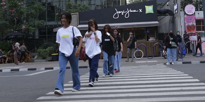 Adu Outfit Remaja di SCBD Citayam Fashion Week