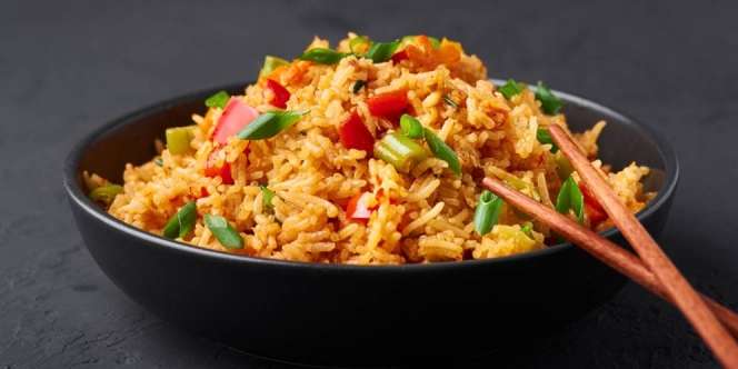 Ternyata Begini Cara Membuat Nasi Goreng Instan di Pabrik