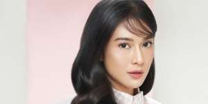 Gaya Girl Boss ala Dian Sastro, Tenteng Tas Ratusan Juta