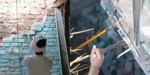 Dramatis! Petugas Hancurkan Rumah Cuma untuk Tangkap Ular Kobra Terjebak Dua Dinding