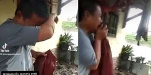 Pilu, Ayah Ini Menangis Sesenggukan Saat Tahu Seragam Baru Anaknya Rusak Terkena Banjir