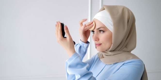 Jangan Sia-siakan Kosmetikmu, Begini Cara Pakai Base Makeup yang Terlalu Terang