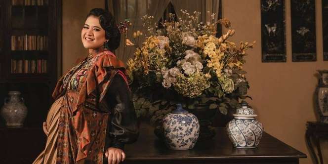 Berbalut Dress Etnik, Kahiyang Ayu Umumkan Kehamilan Anak Ketiga