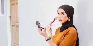 Trik Jitu Retouch Makeup Tanpa Membuat Riasan Terlihat Cakey