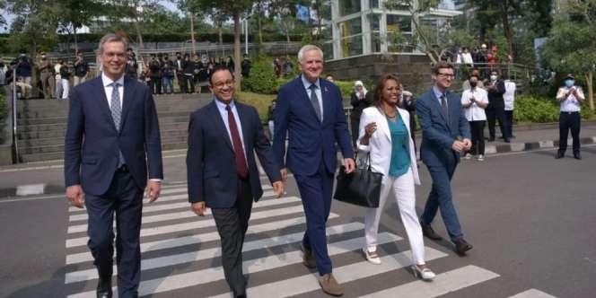 Gaya Anies Baswedan Catwalk Ala Citayam Fashion Week: `Tak Ada yang Sekeren Mereka`