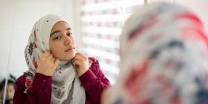 Hempas Letoi Pada Hijab dengan Hair Spray
