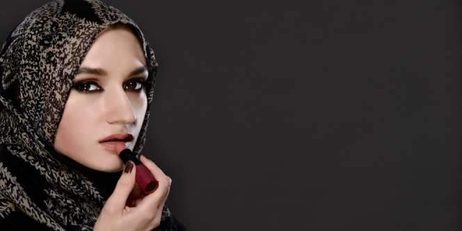 Buat Bibir Terlihat Dua Kali Lebih Tebal dengan Cara Ini