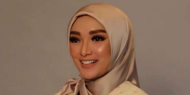 Gaya Anggun Zaskia Gotik Berbalut Dress Putih Tenteng Tas Rp1,2 Miliar
