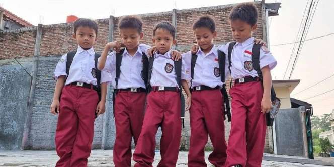 Bocah Kembar 5 di Cirebon Sudah Masuk SD, Intip Keseruannya