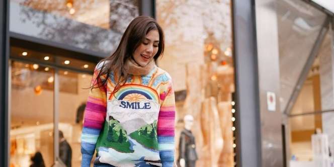 Gaya Syahnaz Nonton Coldplay di Berlin, Berselempang Tas Ratusan Juta