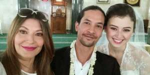 Gaya Seleb Hadiri Nikahan Ponakan, Dewi Perssik Paling Disorot!
