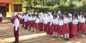 Ibu Nangis Anaknya Tak Mau Sekolah Gegara Belum Punya Seragam, Makin Syok dengar Ejekan Oknum Guru: 'Kalau Enggak Bisa Beli...'