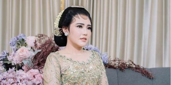 Via Vallen Kenakan Heels Jutaan Bergaya Klasik Saat Resepsi