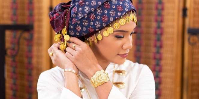 Anggunnya Istri Nadiem Makarim Kenakan Tengkuluk Jambi