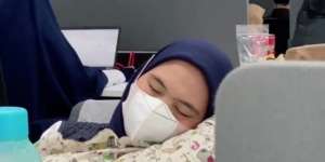 Karyawan Wanita Ini Tertidur Saat Jam Kerja, Reaksi Si Bos jadi Sorotan Warganet