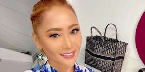 Gaya Inul Daratista Pakai Outfit Serba Branded, Padukan Gucci, Fendi dan Hermes