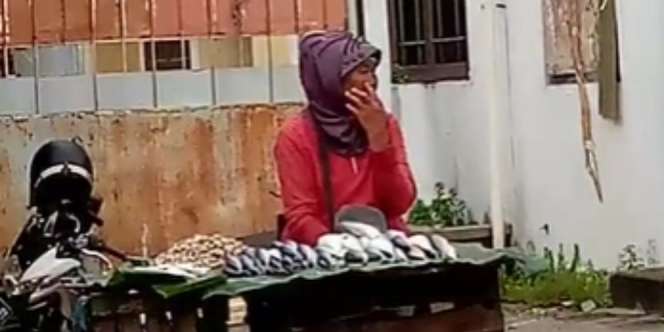 Lapak Sebelah Lebih Laris, Ekspresi Nenek Penjual Ikan Bikin Warganet Nggak Tega