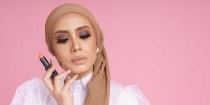 Trik Merias Bibir ala Reverse Ombre Ketika Lipstik Habis
