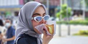 Syahrini Asyik Makan Es Krim Pinggir Jalan Pakai Jam Rp1,7 Miliar