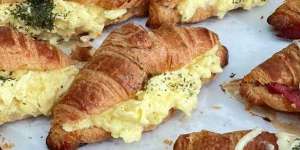 Tak Bikin Bosan, Truffled Scrambled Eggs Croissant Ini Cocok Buat Sarapan