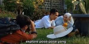 Potret Prewedding di Halaman Rumah Tetangga, Hasilnya Nggak Nyangka Banget!