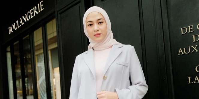 Paduan Blazer dan Celana Denim Nina Zatulini, Hasilkan Tampilan Semiformal