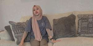 Inspirasi Tampilan Hijaber Pakai Kaus Lengan Pendek Ala Ayuenstar