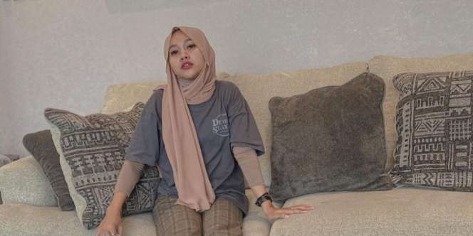Inspirasi Tampilan Hijaber Pakai Kaus Lengan Pendek Ala Ayuenstar