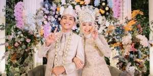 Elegan Banget! Pilihan Busana Adat Pengantin Betawi Modern Istri Bintang Emon 