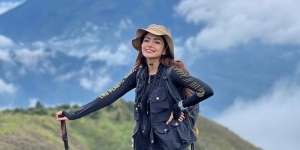 Potret DJ Yasmin Saat Mendaki Gunung, Paras Cantiknya Bikin Salfok!
