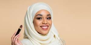 Trik Makeup Menyamarkan Double Chin di Wajah, Selfie Jadi Bebas Bergaya!