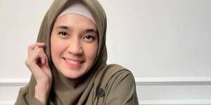 Dhini Aminarti Turun Tangan Langsung Rawat Kulit Suami