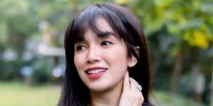 Gaya Casual Ussy Sulistiawaty Kompak Bareng Anak, Tenteng Tas Rp1,2 Miliar