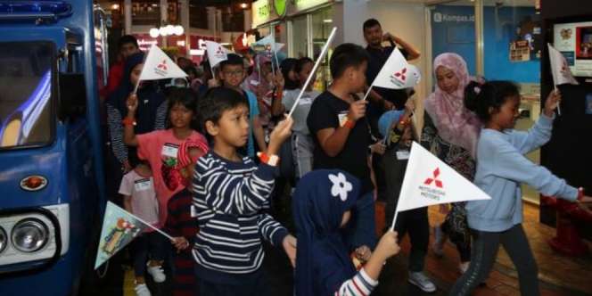 Trik Agar si Kecil Betah Diajak ke Dealer dan Bengkel
