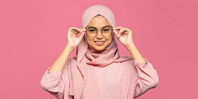 Trik Mencegah Munculnya Bekas Kacamata Akibat Riasan yang Terhapus