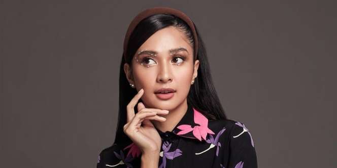 Mikha Tambayong Padukan Boots dan Bucket Bag Rp40 Juta, Boyish Banget!