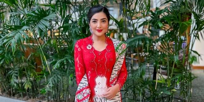 Gaya Anggun Ashanty Berkebaya Saat Temani Arsy di Lomba Nyanyi Dunia