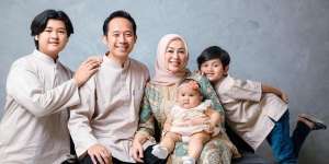 5 Potret Menggemaskan Meshwa Putri Denny Cagur: dari Penjual Tahu Bulat sampai jadi Anak SD