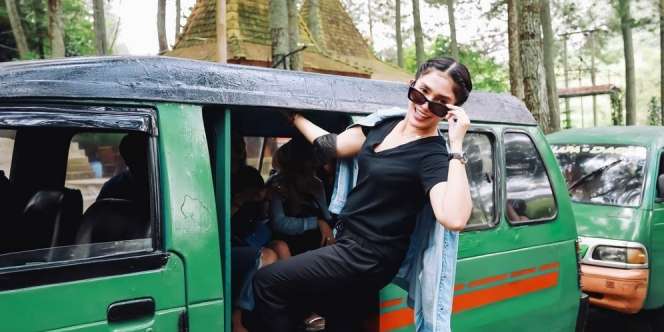 Jadi Kenek Angkot, Penampilan Ussy Sulistyawati Curi Perhatian