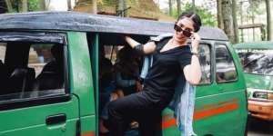 Potret Ussy Sulistiawaty Jadi Kernet Supir Angkot, Pakai Barang Branded Super Mahal