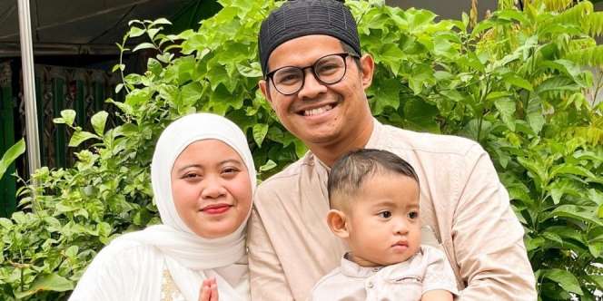 Kocak! Begini Kisah Cinta Komika Musdalifah dan Suami
