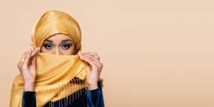 Tutorial Membuat Mata Lebih Besar dengan Gaya Cat Eye Menggunakan Eyeshadow