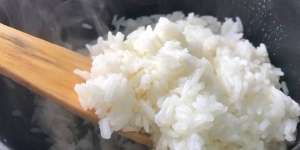 Cara Praktis Hangatkan Nasi 2 Menit, Dijamin Tidak Kering