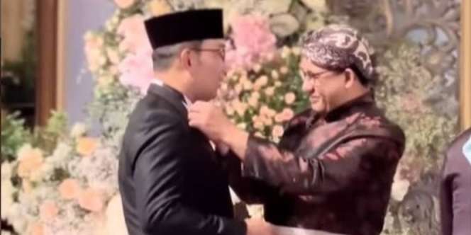 Momen Anies Rapikan Dasi Kang Emil di Pelaminan Curi Perhatian 