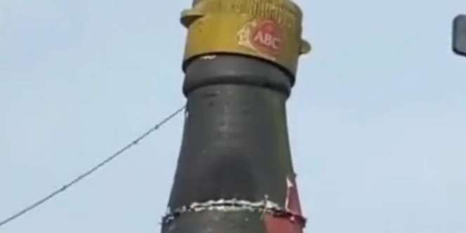 Botol Kecap Raksasa Ikonik di Puncak Dirobohkan Setelah 40 Tahun