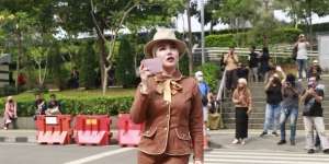 Potret Bella Shofie Boyong 3 Model Bule Cantik di Citayam Fashion Week