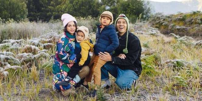 Ide Liburan ala Keluarga Andien, Jelajah Bromo Saat Embun Es