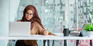 Doa Memulai dan Mengakhiri Pekerjaan, Pahami Hukum serta Keutamaan Bekerja dalam Islam